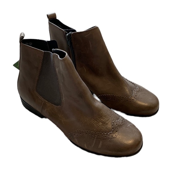 NWT Hotter Shawbury Wingtip Ankle Boot 9.5 Taupe Slip-On Comfort Concept Leather - Picture 1 of 14